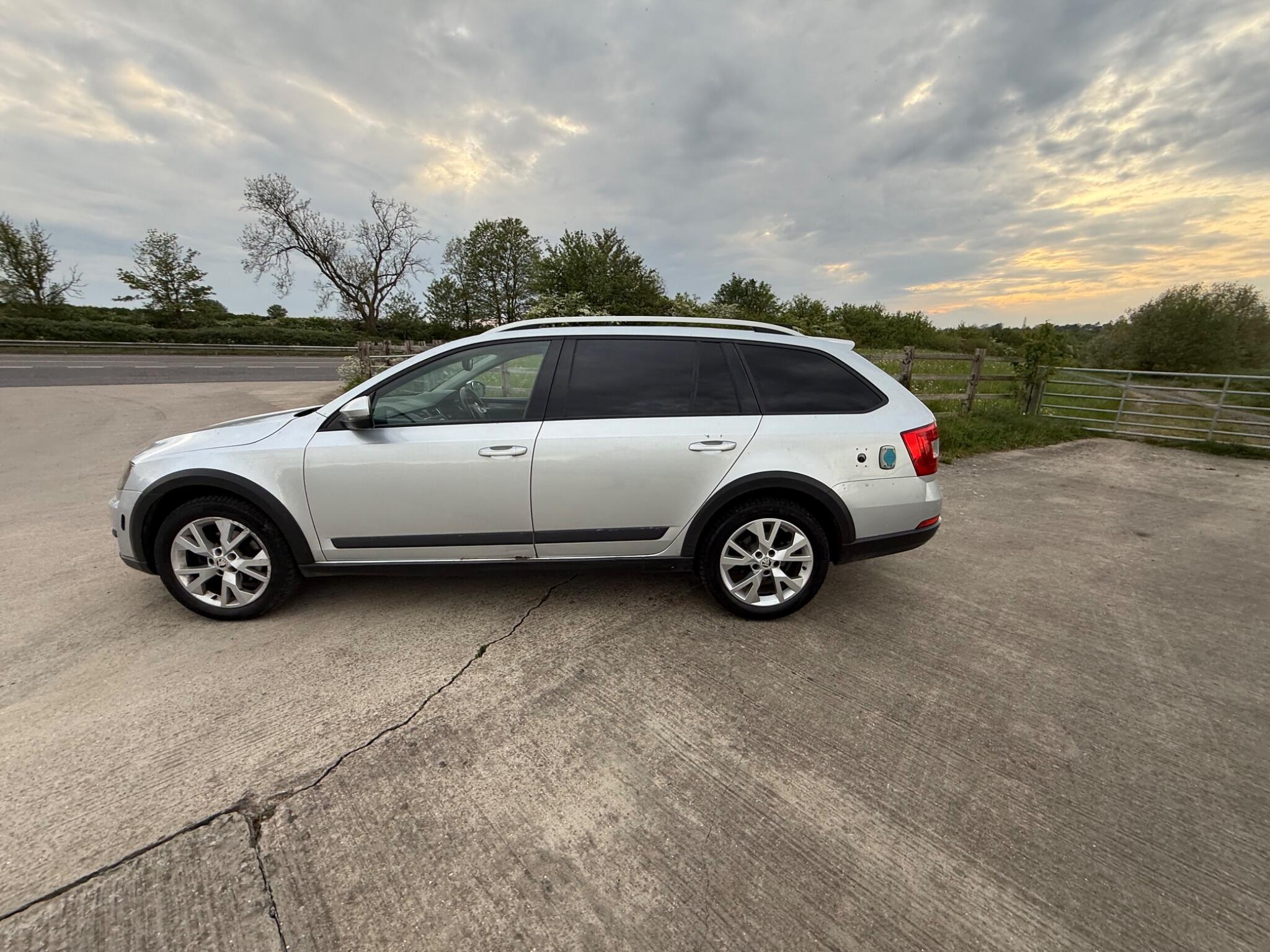 Skoda Octavia 2.0 TDI Scout 4WD Euro 6 (s/s) 5dr — photo 31 of 50